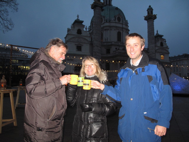 Papa, Mama und ich am Adventmarkt vor der Karlskirche