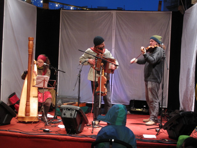 Trio Folk Art am Adventmarkt vor der Karlskirche