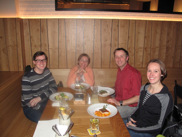 Jakob, Doris, ich und Carmen in der Restauration Liebhart