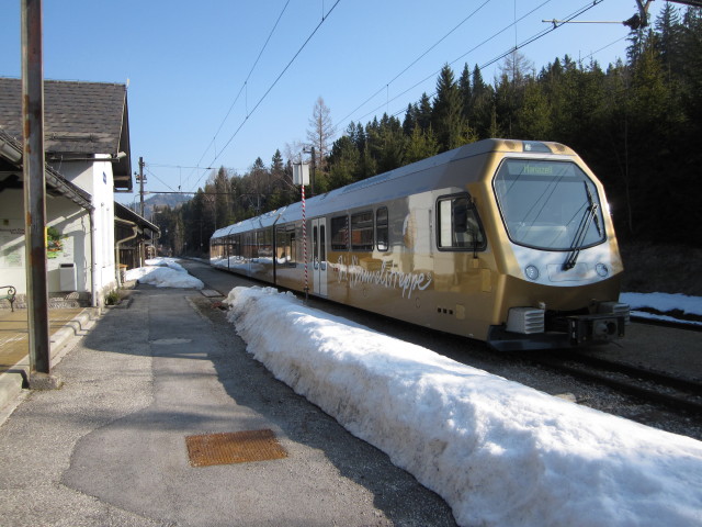 R 6803 im Bahnhof Mitterbach, 801 m