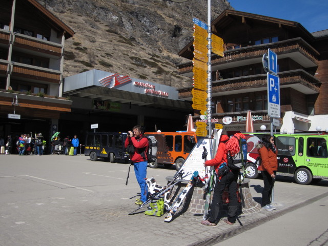 Erhard und Martina beim Bahnhof Zermatt, 1.605 m (28. M&auml;rz)