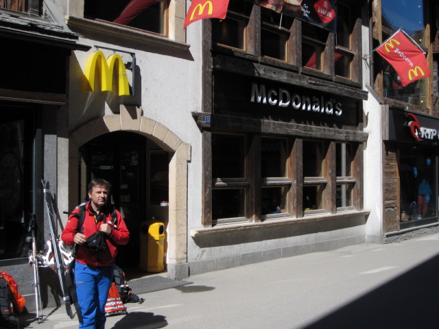 Erhard in der Bahnhofstrasse in Zermatt (28. M&auml;rz)
