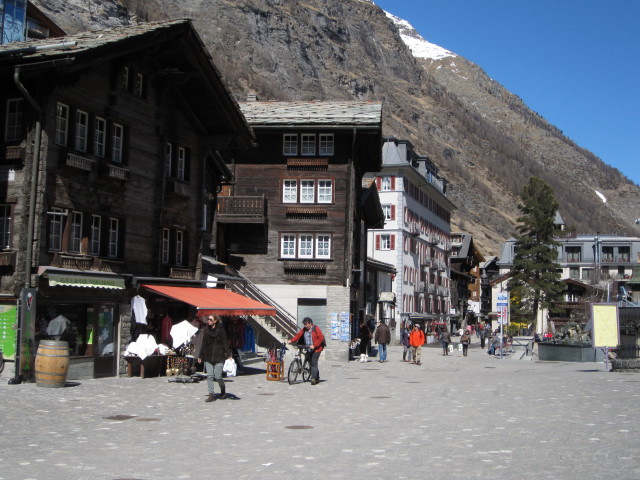Kirchplatz in Zermatt, 1.616 m (28. M&auml;rz)