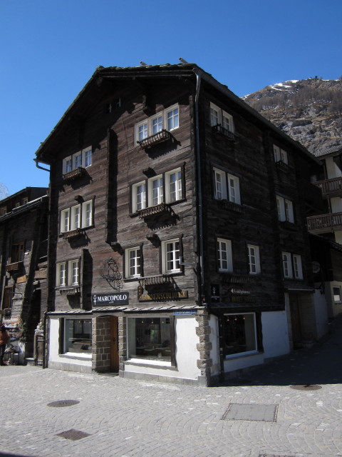 Kirchplatz in Zermatt, 1.616 m (28. M&auml;rz)