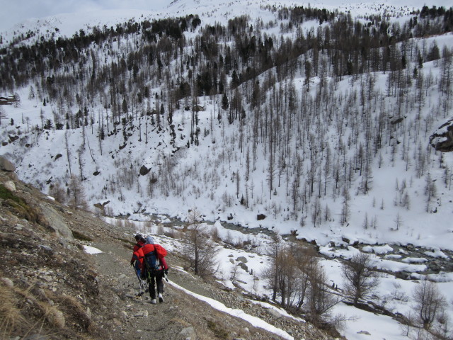 Erhard und Martina zwischen Chalbermatten und Zmuttbach (28. M&auml;rz)
