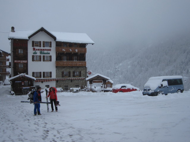 Erhard und Martina beim Hotel du Glacier, 2.006 m