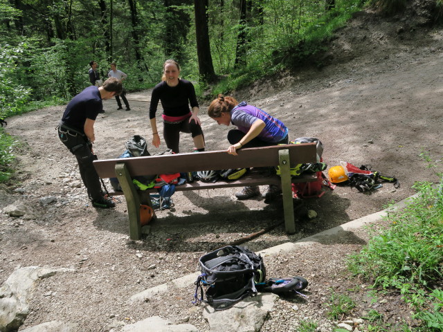 Grünstein-Klettersteig: Christian, Sabrina und Romana am Anseilplatz
