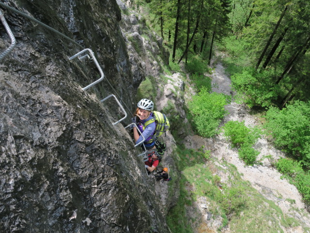 Grünstein-Klettersteig: Romana, Stefan und Sabrina am Klammerpfeiler in der Variante 'Räuberleiter'