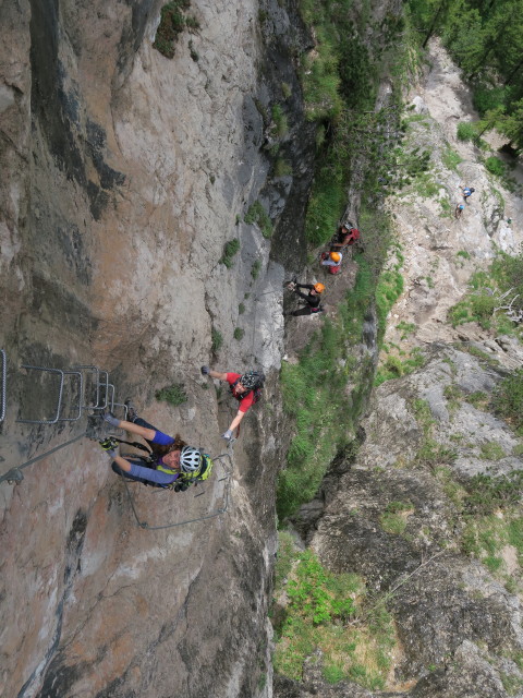 Grünstein-Klettersteig: Sabrina, Stefan und Romana im Klammerwandl in der Variante 'Hotelroute'