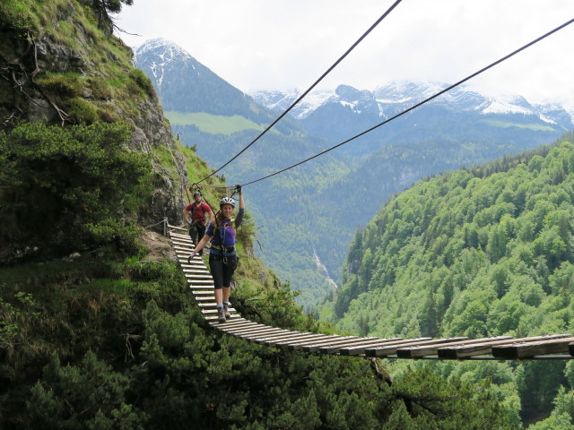Grünstein-Klettersteig: Stefan und Romana auf der Heisei-Hängebrücke in der Variante 'Hotelroute'