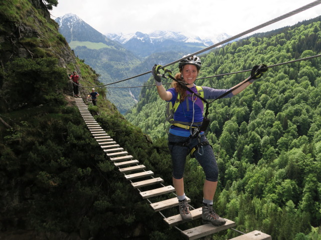 Grünstein-Klettersteig: Stefan und Romana auf der Heisei-Hängebrücke in der Variante 'Hotelroute'