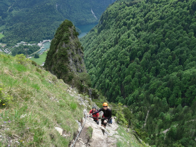 Grünstein-Klettersteig: Stefan und Sabrina zwischen Sulzberg-Überhang und Quittenbaumeck