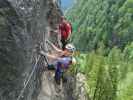 Grünstein-Klettersteig: Romana und Stefan am Klammerpfeiler in der Variante 'Räuberleiter'