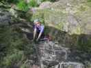 Grünstein-Klettersteig: Romana und Stefan am Klammerpfeiler in der Variante 'Räuberleiter'