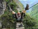 Grünstein-Klettersteig: Sabrina auf der Heisei-Hängebrücke in der Variante 'Hotelroute'