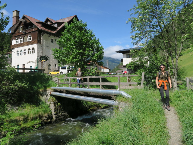 Heidi und Irmie beim Hoteldorf Grüner Baum, 1.066 m (31. Mai)