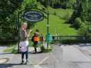 Heidi und Irmie beim Hoteldorf Grüner Baum, 1.066 m (31. Mai)