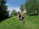 Irmie und Heidi am Luis Trenker-Steig zwischen Hoteldorf Grüner Baum und Poserhöhe (31. Mai)