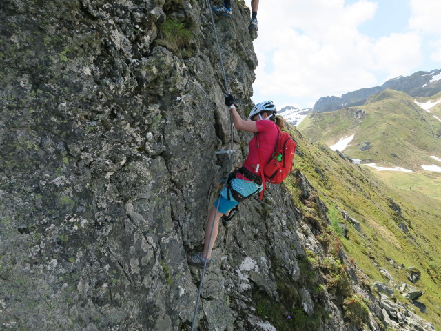 Hirschkarspitze-Klettersteig: Andrea in der schwierigen Variante am zweiten Turm (6. Juni)