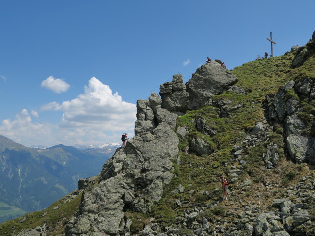 Hirschkarspitze-Klettersteig: Stephanie am Ausstiegsgrat (6. Juni)