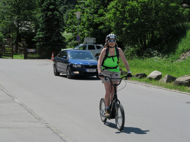Stephanie in der Patschgsiedlung (7. Juni)