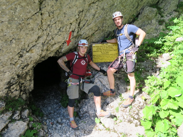 Cellonstollen-Klettersteig: Oliver und David beim Eingang des Cellonstollens