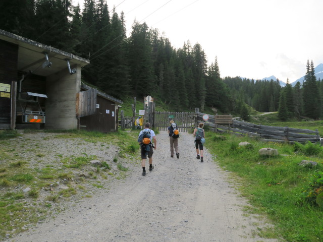 Erich, Evelyn und Miriam bei der Talstation der Materialseilbahn Wangenitzseehütte, 1.673 m (3. Juli)