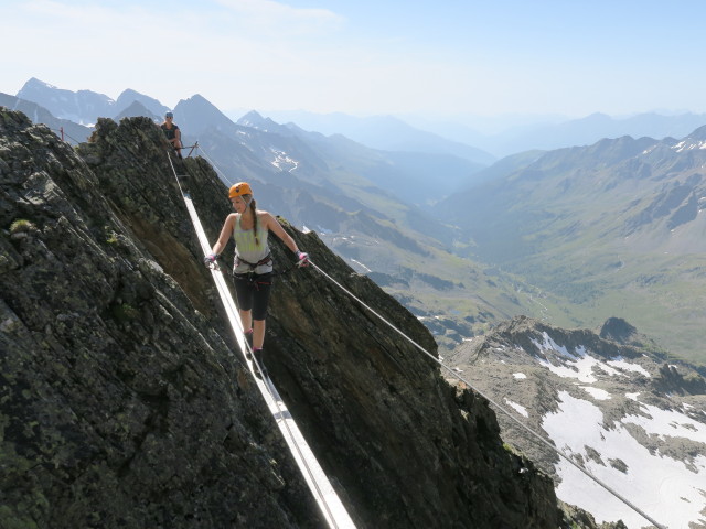 Glödis-Klettersteig: Miriam auf der Brücke (4. Juli)