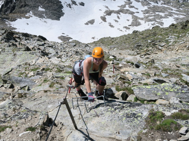 Glödis-Klettersteig: Miriam zwischen Leiter und Glödis (4. Juli)