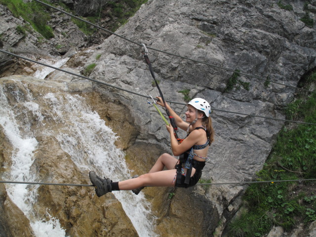 Millnatzenklamm-Klettersteig: Karoline auf der ersten Seilbrücke