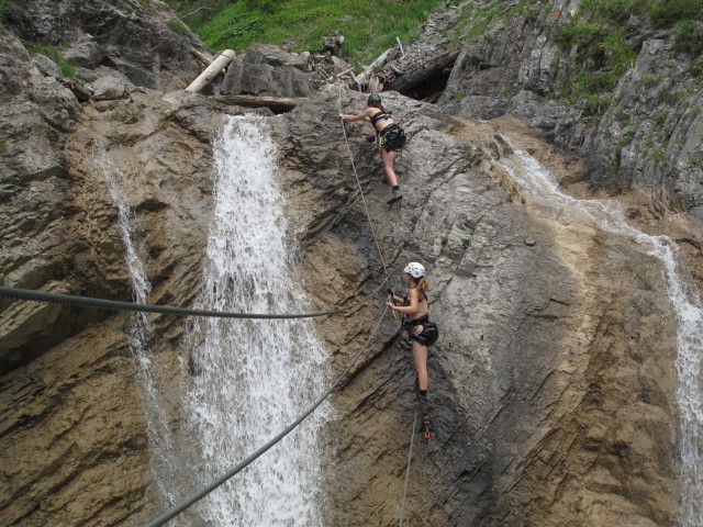 Millnatzenklamm-Klettersteig: Johanna und Karoline auf der zweiten Seilbrücke