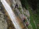 Millnatzenklamm-Klettersteig: Ulrike, Sonja und Edith im Sektor 2 'Aqua Vertical'