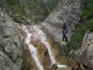 Millnatzenklamm-Klettersteig: Ulrike auf der ersten Seilbrücke