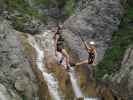 Millnatzenklamm-Klettersteig: Johanna und Karoline auf der ersten Seilbrücke