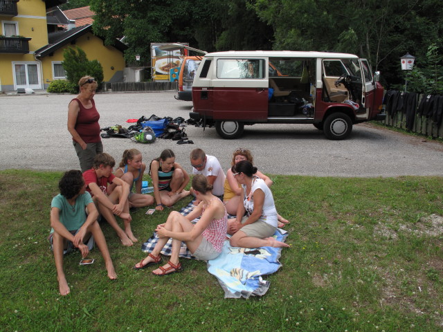 Maxwell, Edith, Tobias, Karoline, Johanna, ich, Sonja, Angelika und Ulrike beim Hotel Fraganter Wirt