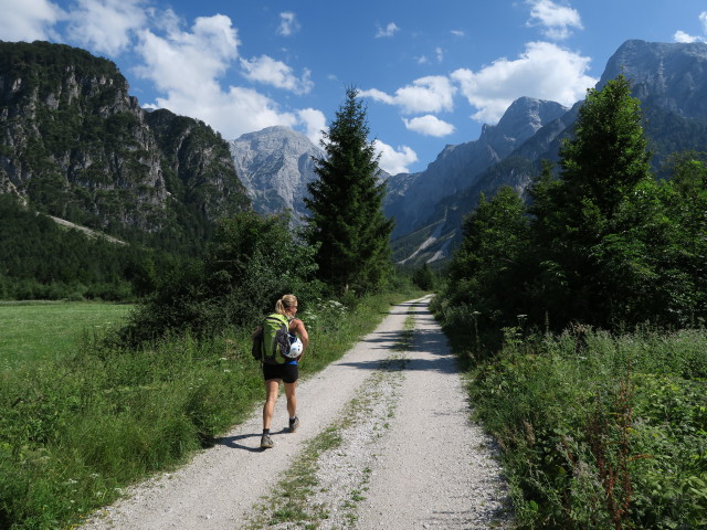 Maria auf Weg 214 zwischen Gasthaus Seehaus und Aagbach (31. Juli)