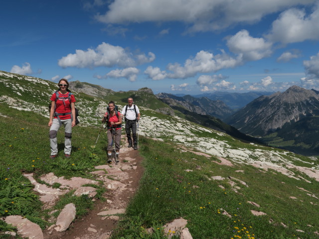 Carmen, Romy und Erich am Liechtensteiner H&ouml;henweg zwischen Bettlerjoch und Hochjoch (22. Aug.)