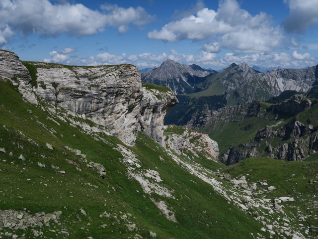 neben dem am Liechtensteiner H&ouml;henweg zwischen Bettlerjoch und Hochjoch (22. Aug.)