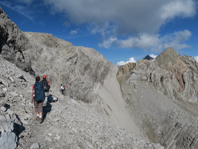 Romy, Carmen und Erich am Weg 02 zwischen Salarueljoch und Schafloch (22. Aug.)