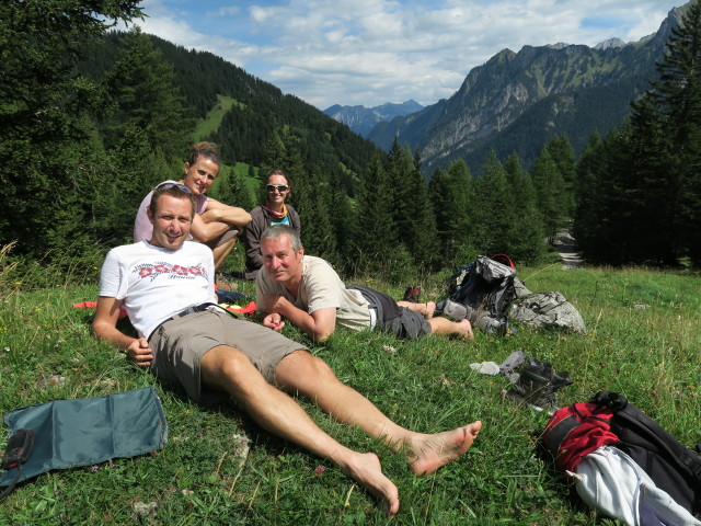 Ich, Romy, Carmen und Erich zwischen Unterbr&uuml;ggelealpe und Unterzalimalpe (23. Aug.)