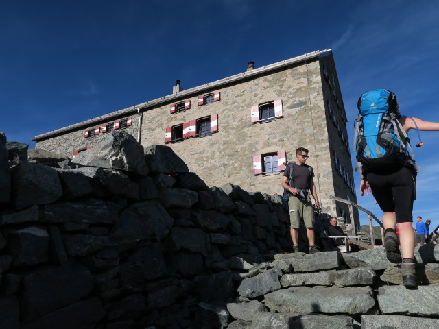 Christian und Sabrina bei der Neuen Prager H&uuml;tte, 2.782 m (28. Aug.)