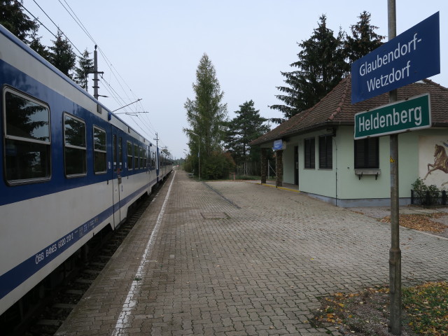 R 2162 in der Haltestelle Glaubendorf-Wetzdorf, 238 m