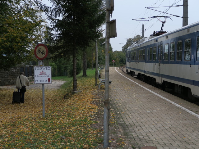 R 2162 in der Haltestelle Glaubendorf-Wetzdorf, 238 m