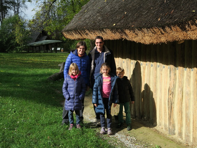 Katja Lin, Kerstin, Stefan, Anja Liv und Tim im archäologischen Freigelände beim Schloss Asparn an der Zaya