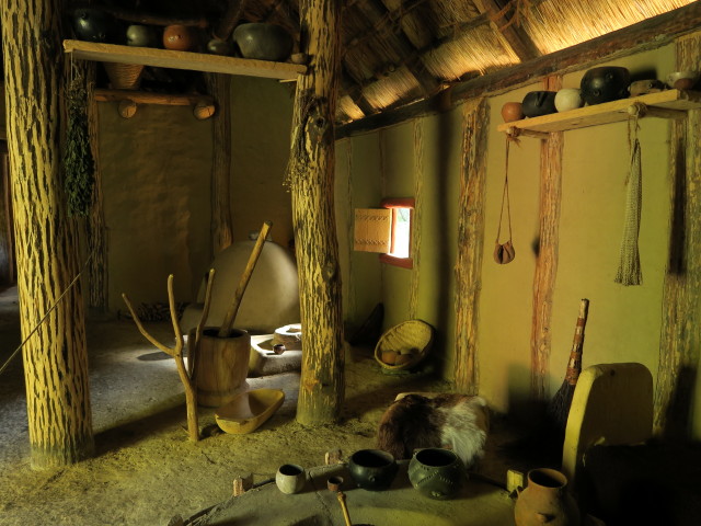 Langhaus im archäologischen Freigelände beim Schloss Asparn an der Zaya