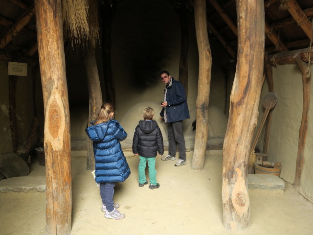 Anja Liv, Tim und Stefan im archäologischen Freigelände beim Schloss Asparn an der Zaya