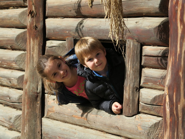 Anja Liv und Tim im archäologischen Freigelände beim Schloss Asparn an der Zaya