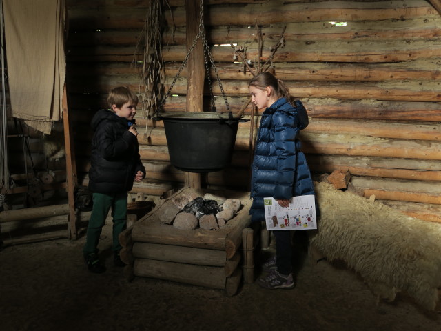 Tim und Anja Liv im archäologischen Freigelände beim Schloss Asparn an der Zaya
