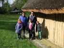 Katja Lin, Kerstin, Anja Liv, Stefan und Tim im archäologischen Freigelände beim Schloss Asparn an der Zaya