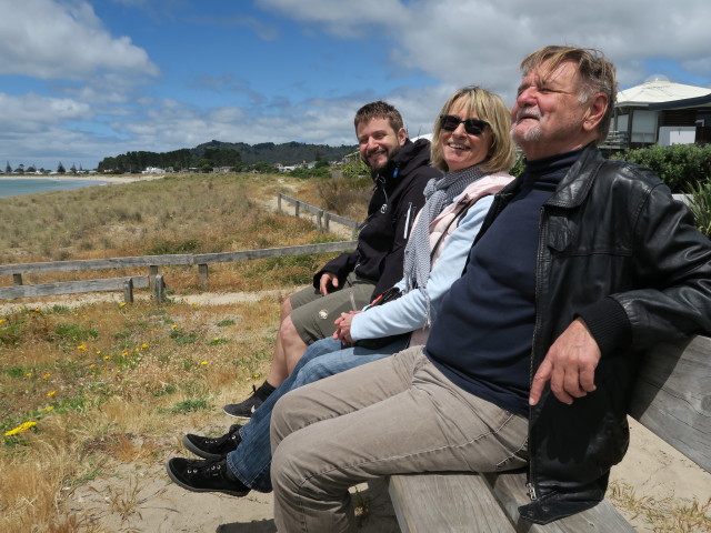 Markus, Mama und Papa am Whangamata Beach (17. Nov.)